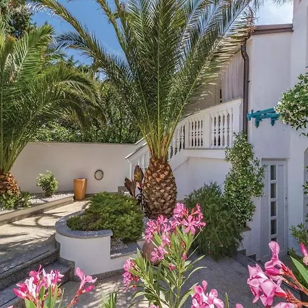 Astella 4 With Balcony And Pool Daire Pjescana Uvala